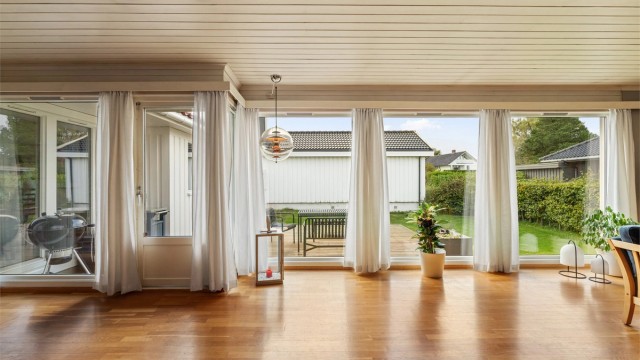 Stuen knyttes sømløst sammen med terrassen