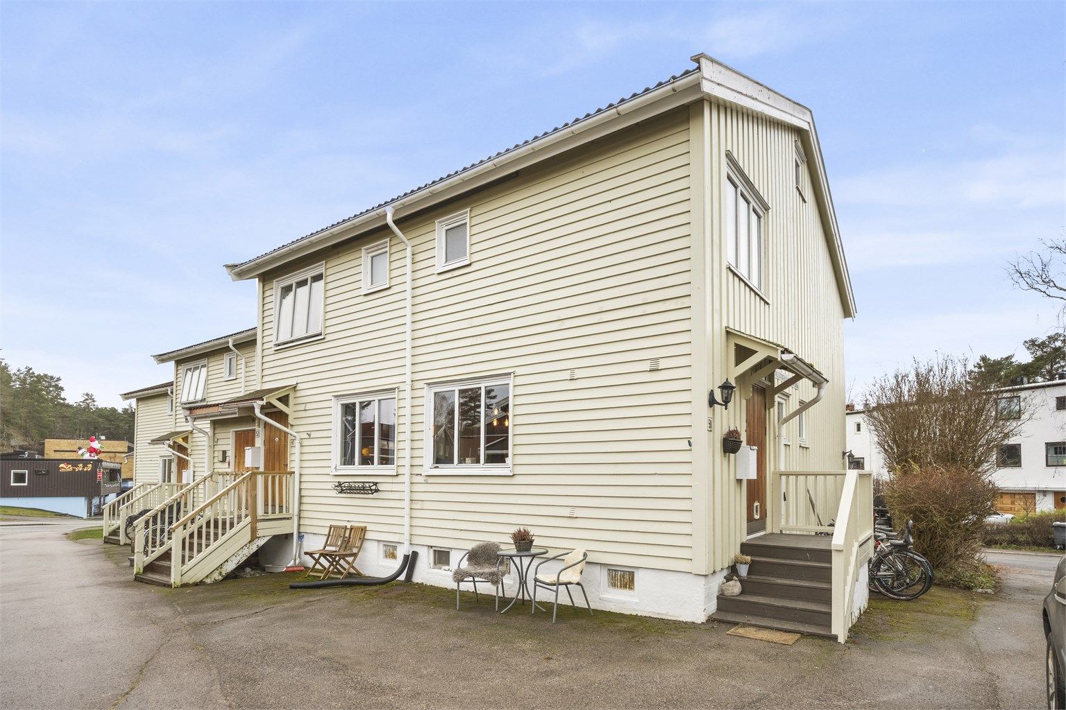 Velkommen inn til dette flotte enderekkehuset i Bølerskogen 50, med egen inngang på gavl-siden. Det er bare å glede seg - vi sees til visning! Foto: Fotograf Eren Jacobsen / Isnitt AS