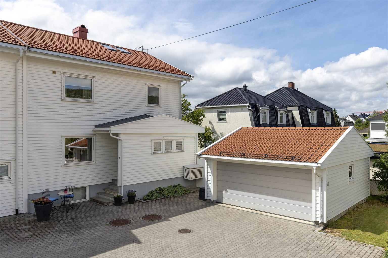 Huset ble totalrenovert og ombygget i 2005, da ble det også drenert. Inner- og yttertak ble byttet i 2017. Sommerbilder tatt i 2025 for å illustrere hvordan eiendommen ser ut på sommeren.