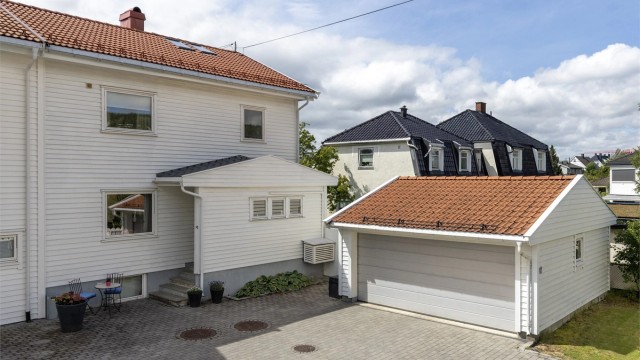 Huset ble totalrenovert og ombygget i 2005, da ble det også drenert. Inner- og yttertak ble byttet i 2017. Sommerbilder tatt i 2025 for å illustrere hvordan eiendommen ser ut på sommeren.