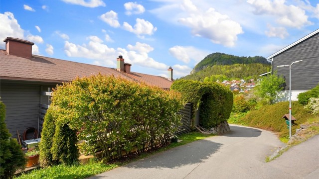 Eiendommen ligger i et etablert og barnevennlig boligområde.