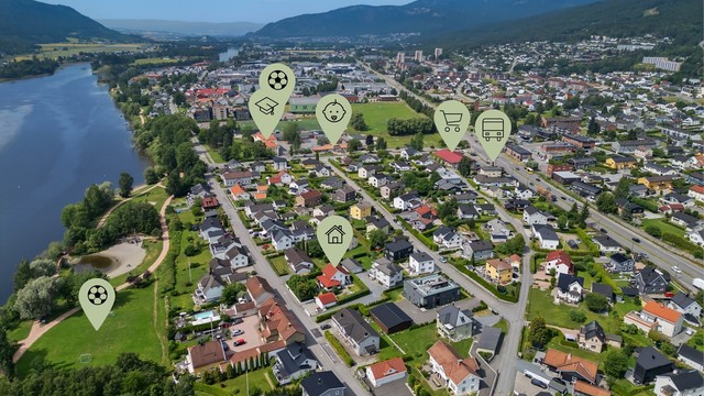 Eiendommen har en praktisk beliggenhet med kort gangavstand til bl.a. barnehage, barneskole og idrettsanlegg.