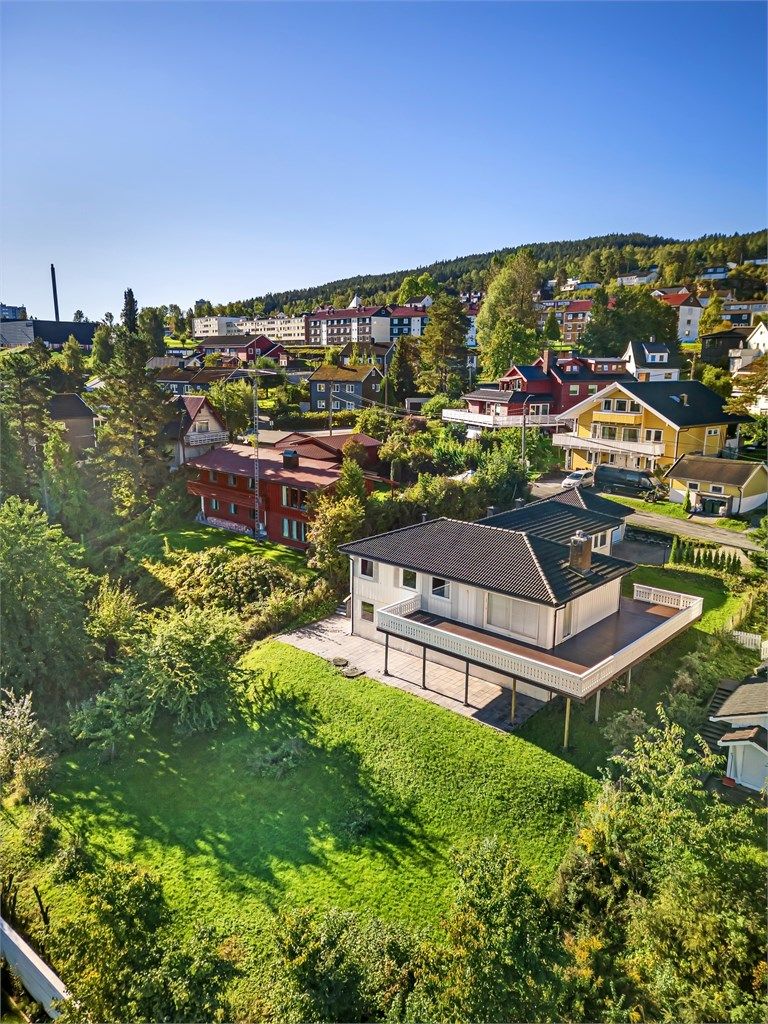 Det er kort gangavstand til flere skoler og barnehager, blant annet Fjell skole og Skattekisten barnehage.
