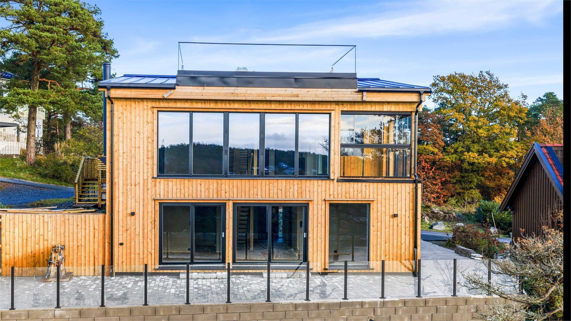 Boligen har moderne design med store vinduer og praktisk utnyttet med takterrasse på toppen. Det gjøres oppmerksom på at mur med glassgjerde ikke er godkjent av kommunen slik den står oppført i dag. Les mer under punkt tillatelser i salgsoppgaven.