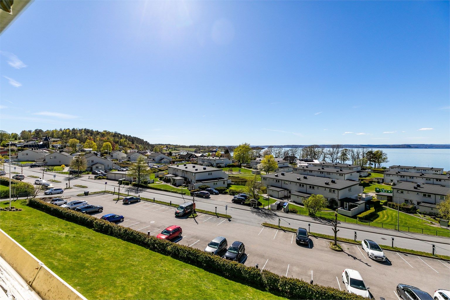 Solforholdene er også meget gode; sommerstid kommer solen til verandaen fra tidlig ettermiddag.