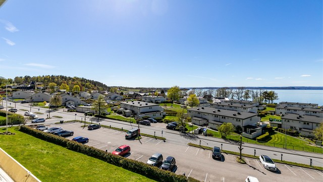 Solforholdene er også meget gode; sommerstid kommer solen til verandaen fra tidlig ettermiddag.