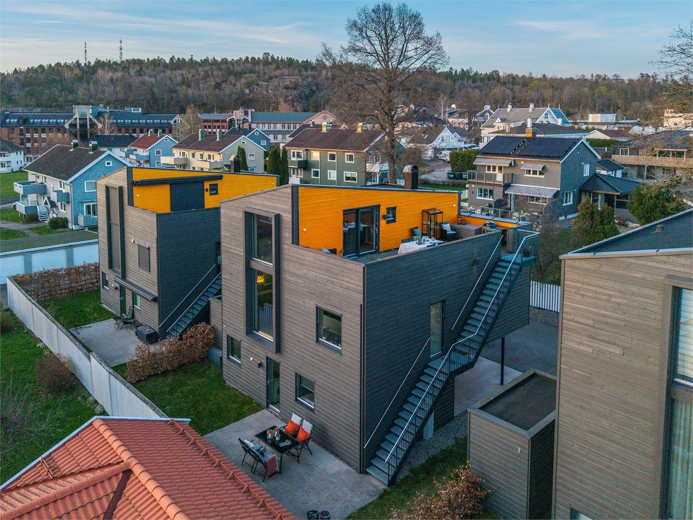 De tre eneboligene har et helhetlig og moderne uttrykk.