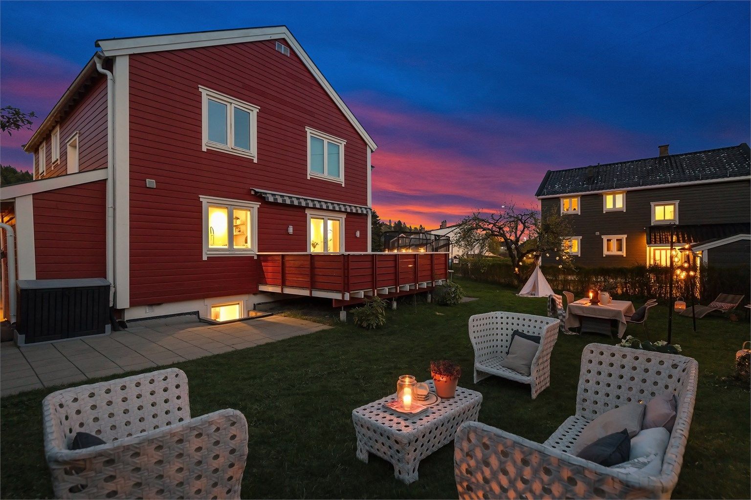 Halvpart av horisontaldelt 2-mannsbolig med utgang til solrik hage