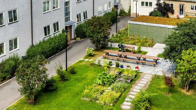 Sameiet har en hyggelig og skjermet bakhage med felles grill og flere sittegrupper. Du har utsikt over hagen fra balkongen og alle rommene i leiligheten.
