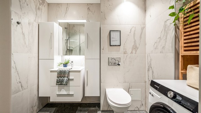 Delikat bad rehabilitert i 2021 av tidligere eier. Badet har flislagte vegger og gulv med gulvvarme. Opplegg for vaskemaskin.