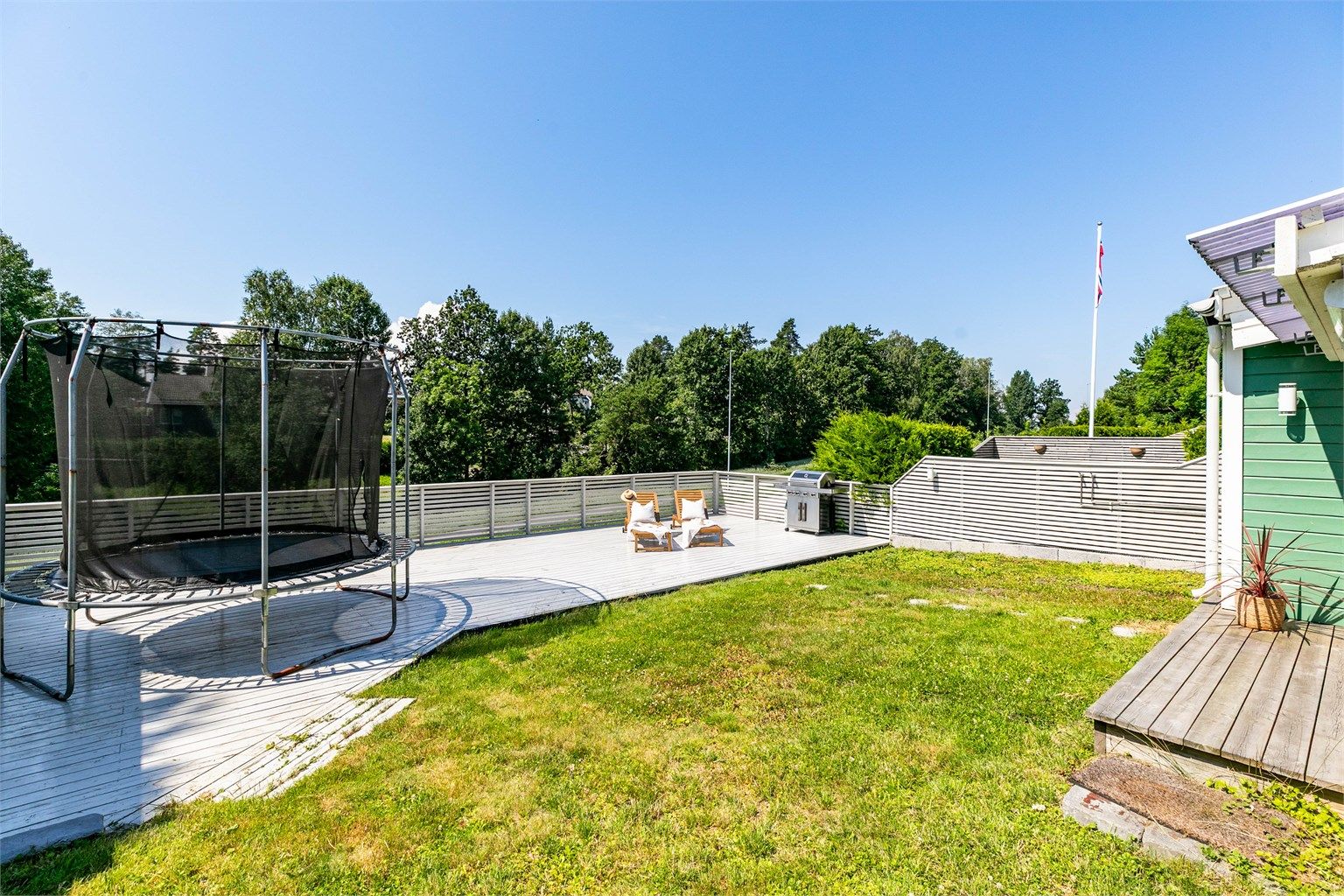 Hagen og plattingen på vestsiden ligger noe hevet over Brevikveien og er dermed lite eksponert for direkte innsyn