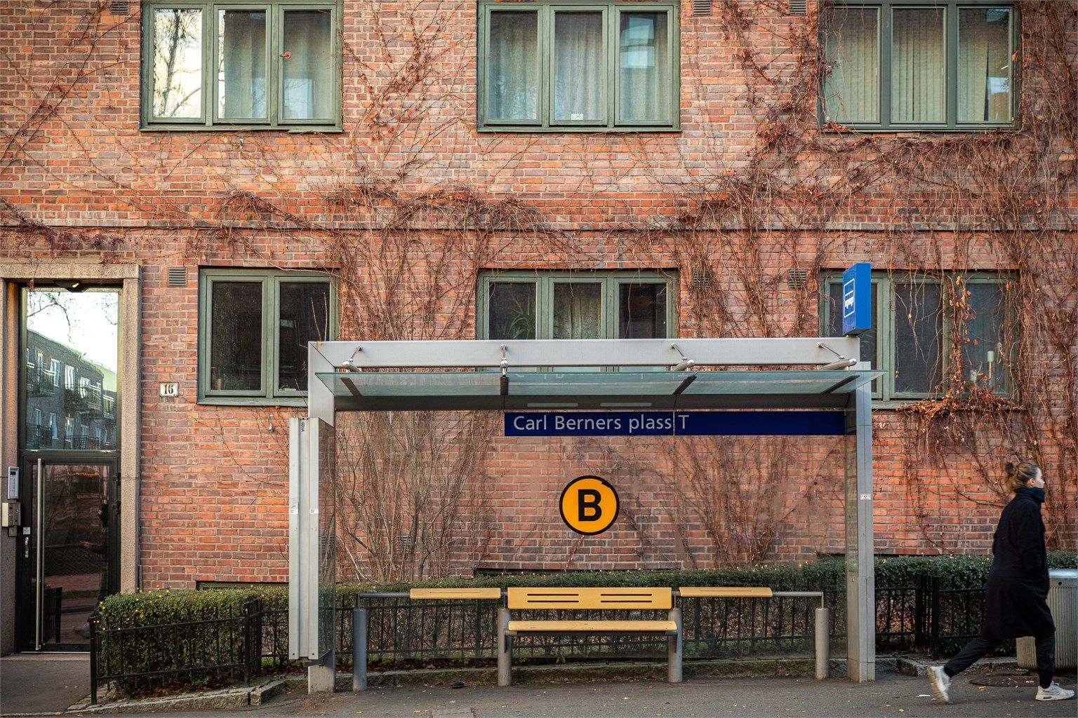 Fra leiligheten er det kort avstand til buss, t-bane og trikk. 