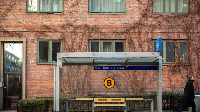 Fra leiligheten er det kort avstand til buss, t-bane og trikk.