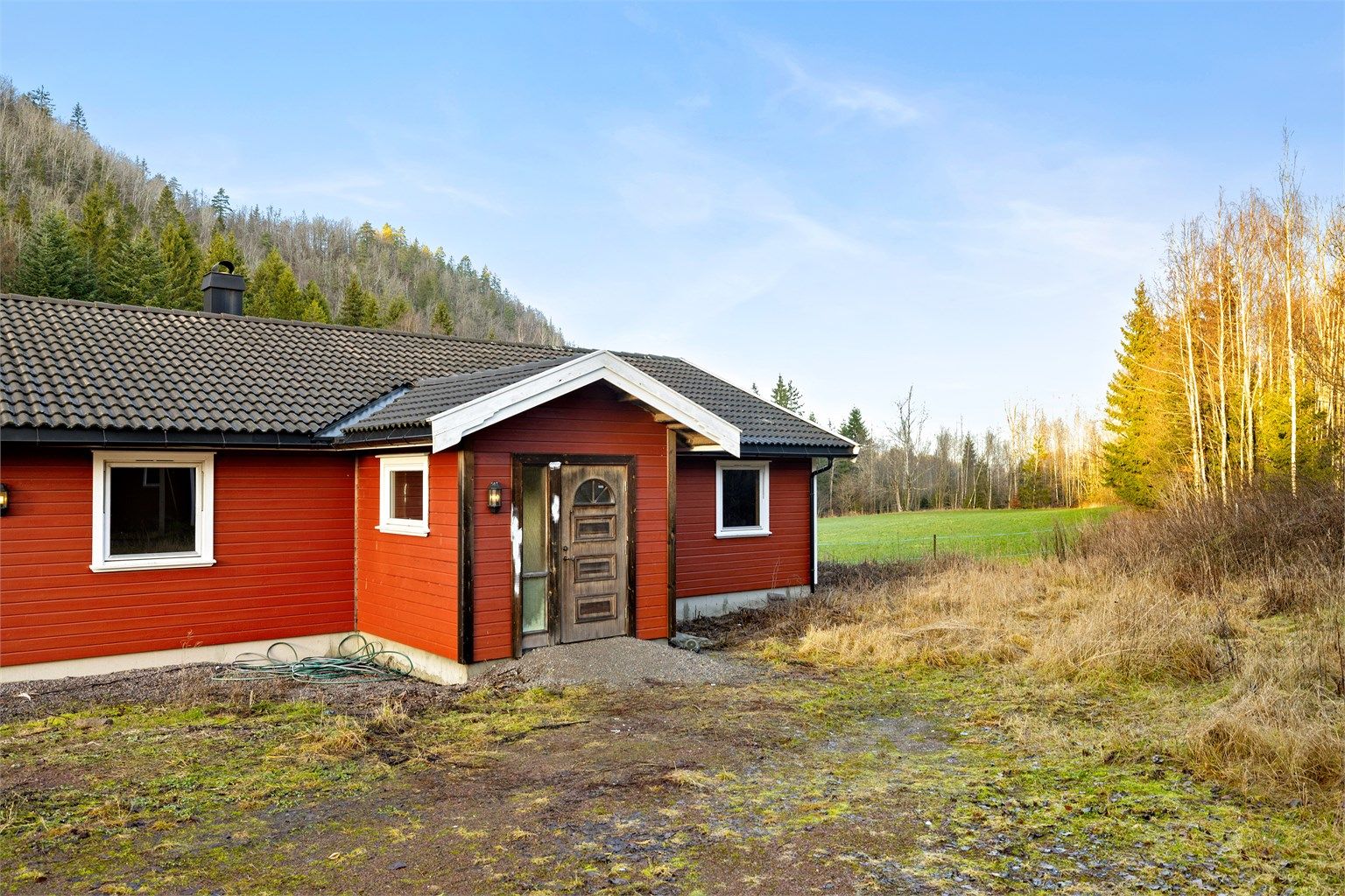 Boligen er på 120 kvm, inneholder bl.a 3 soverom, stue, kjøkken, bad og vaskerom. 