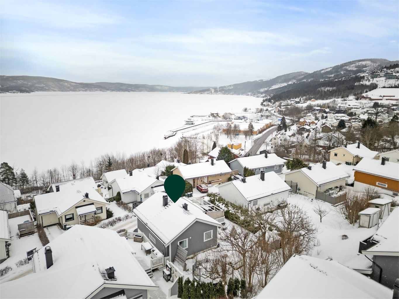 Nærhet til sjøen og båthavn gir gode rekreasjonsmuligheter.