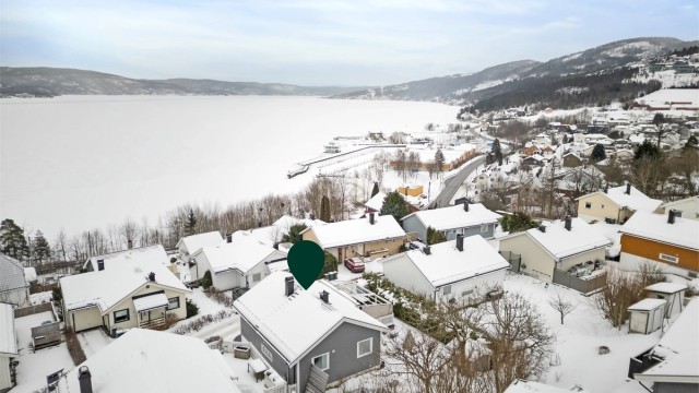 Nærhet til sjøen og båthavn gir gode rekreasjonsmuligheter.