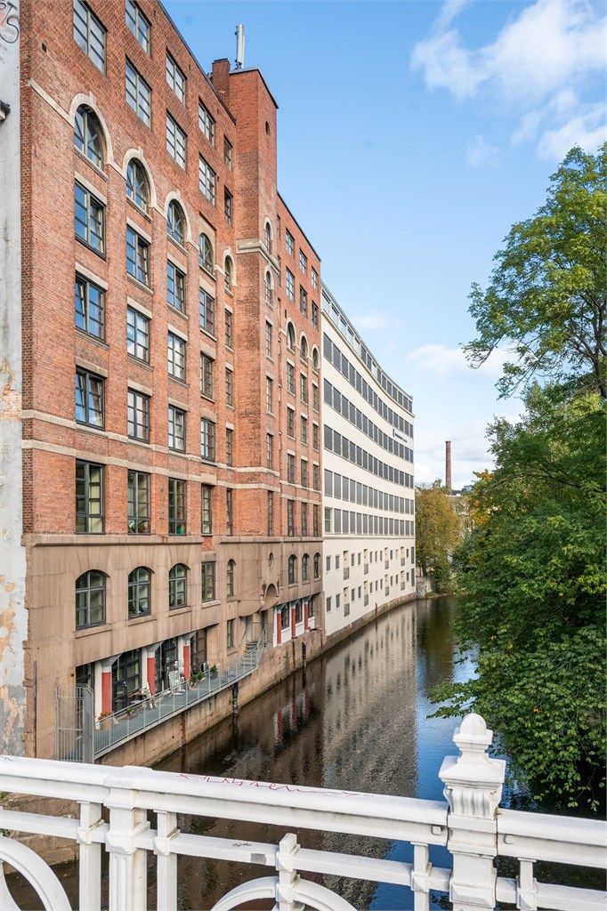 Bygget og leiligheten (3. etasje fra vannlinjen) sett fra Hausmanns Bru tidligere en høst. Heis i bygget.