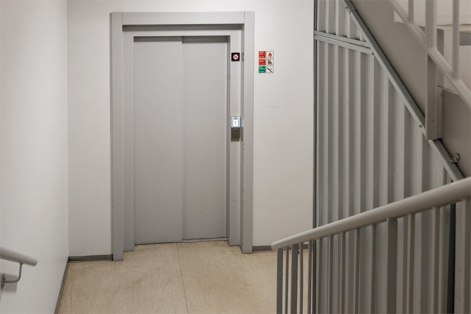 Bygget har heis, som gir trinnfri adkomst til leiligheten i 6. etasje.