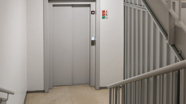 Bygget har heis, som gir trinnfri adkomst til leiligheten i 6. etasje.