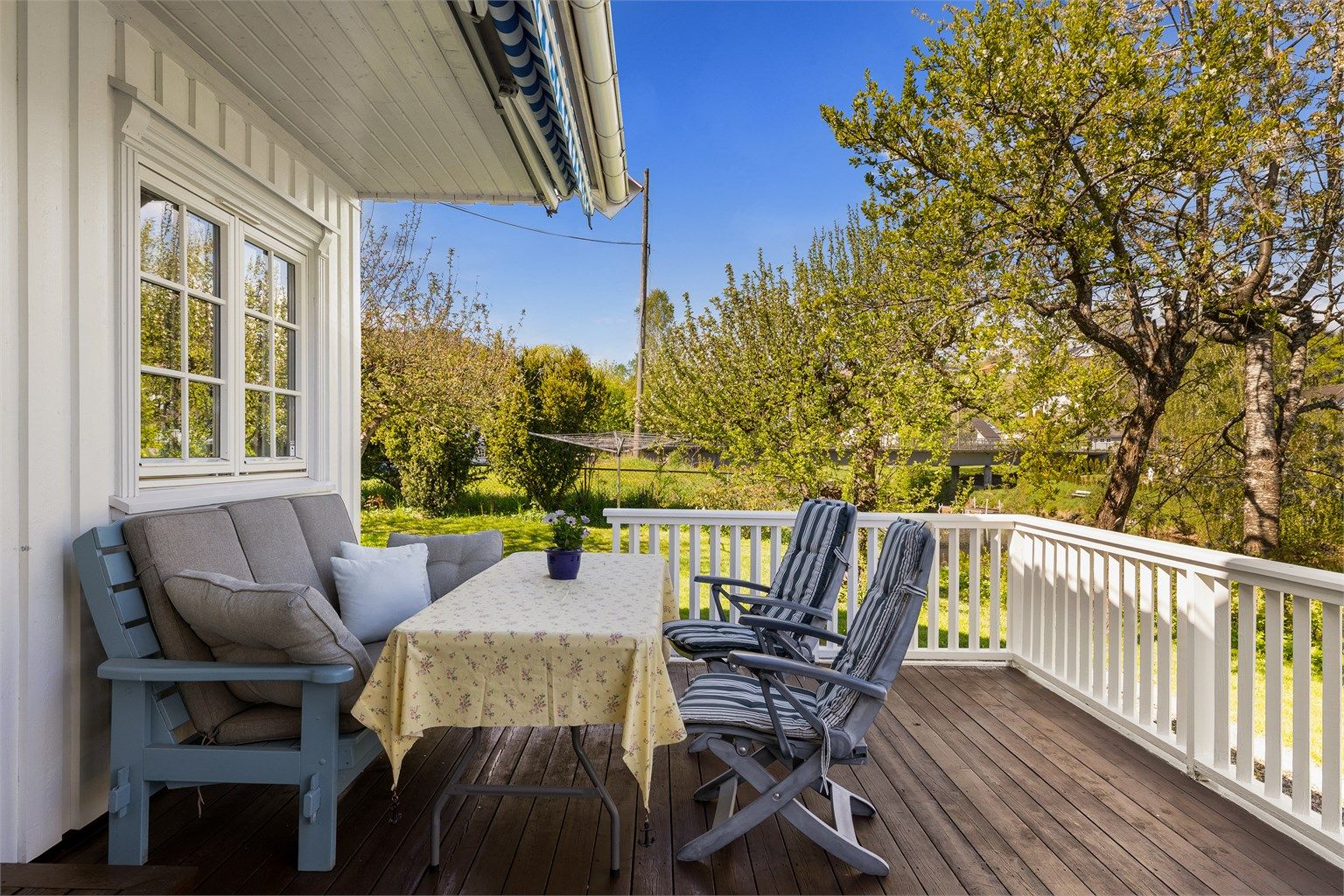 Den nordvestvendte terrassen er på ca. 18 m² og har utgang fra stuen.