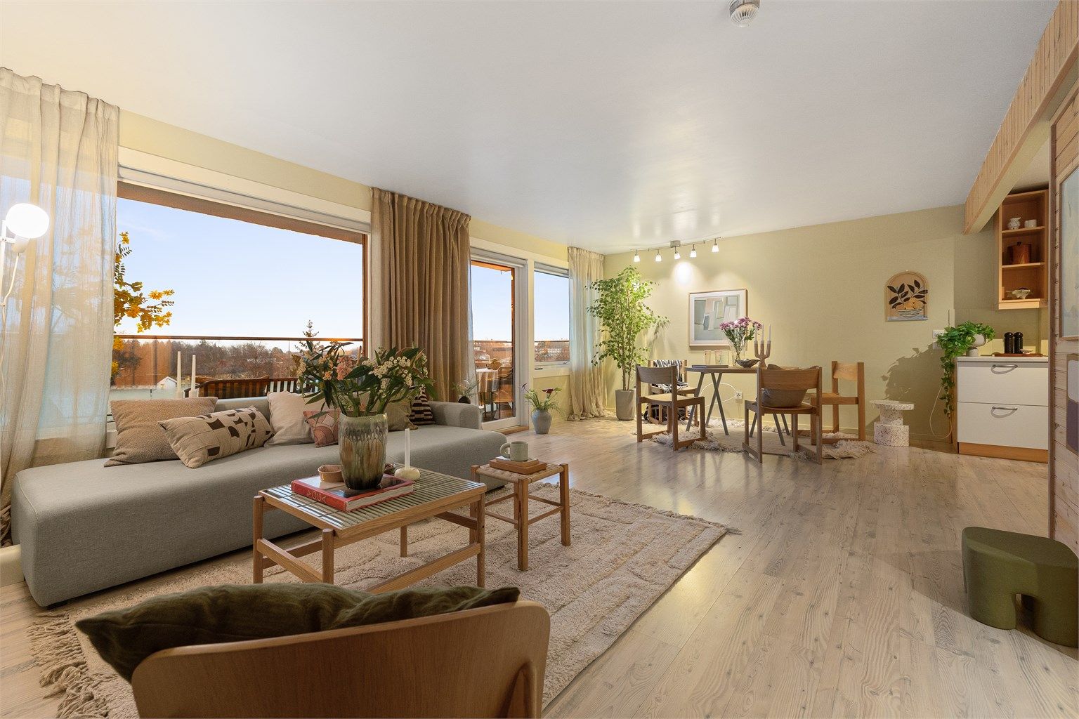 Planløsningen er både praktisk og sosial, med kjøkken og stue i åpen løsning som skaper en luftig og innbydende atmosfære.