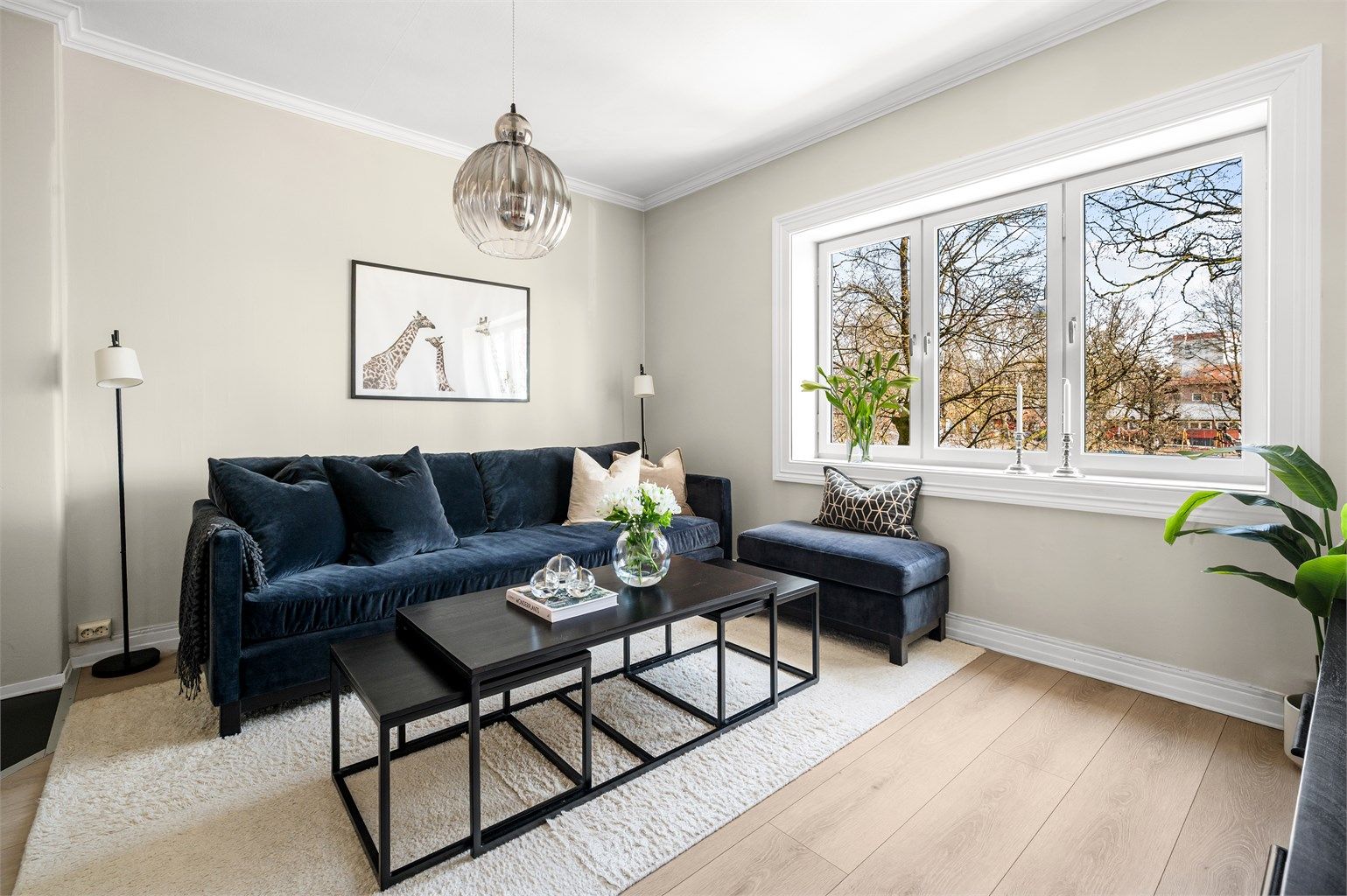 Gjennomgående laminatgulv i oppholdsrom og på soverom skaper en helhetlig og stilren base i leiligheten.