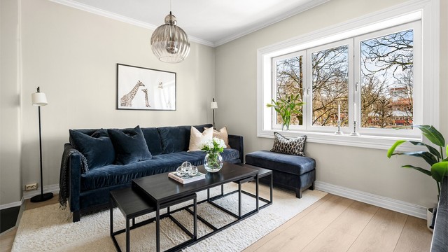 Gjennomgående laminatgulv i oppholdsrom og på soverom skaper en helhetlig og stilren base i leiligheten.