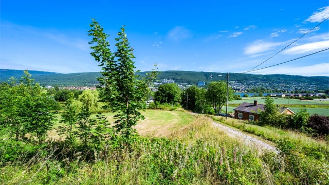 Fra eiendommen er det utsikt over nærområdet og omkringliggende landskap.