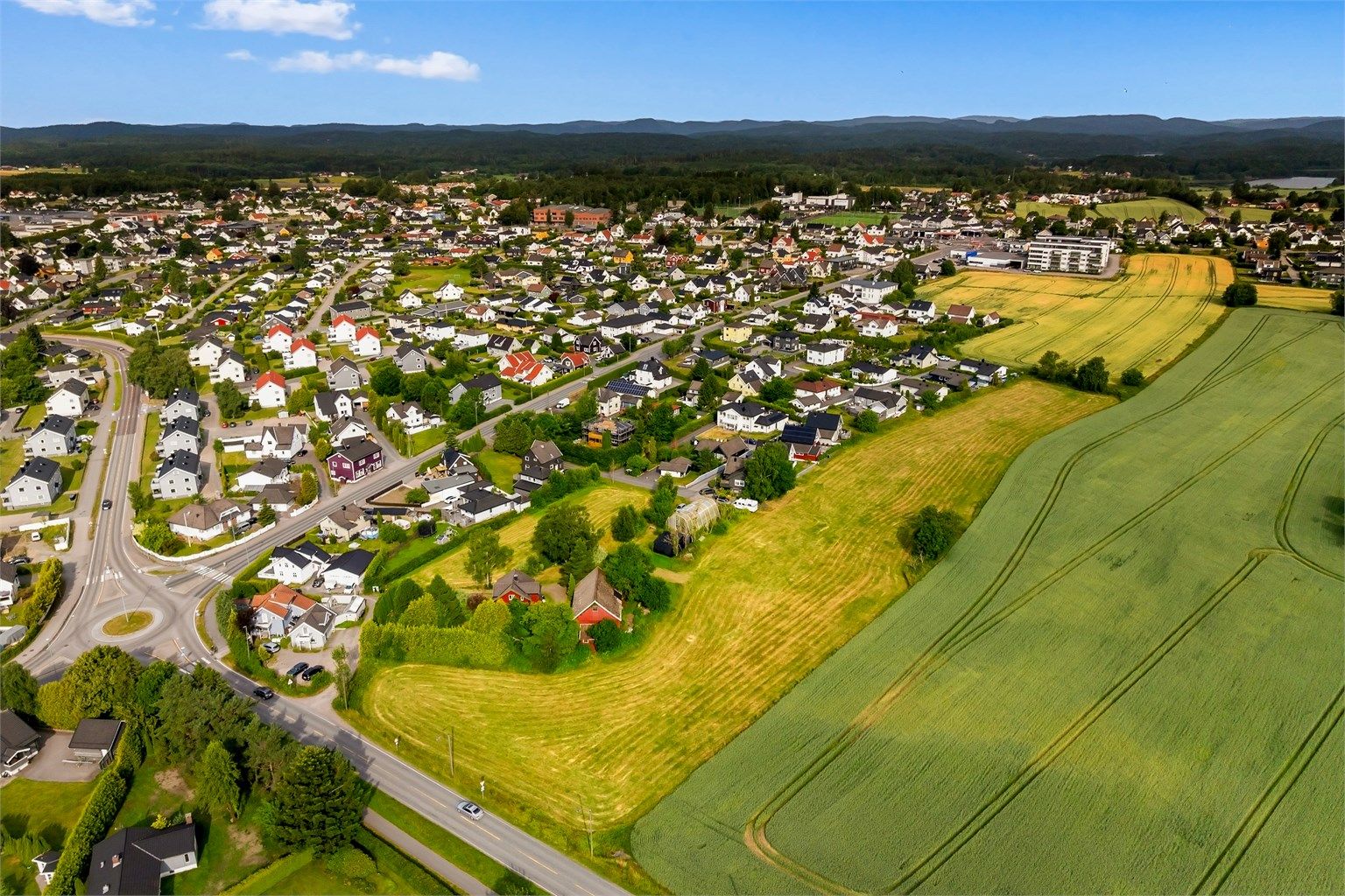Eiendommen ligger ca. 2 km nord for Sandefjord sentrum, med enkel adkomst til fots, med sykkel eller bil.