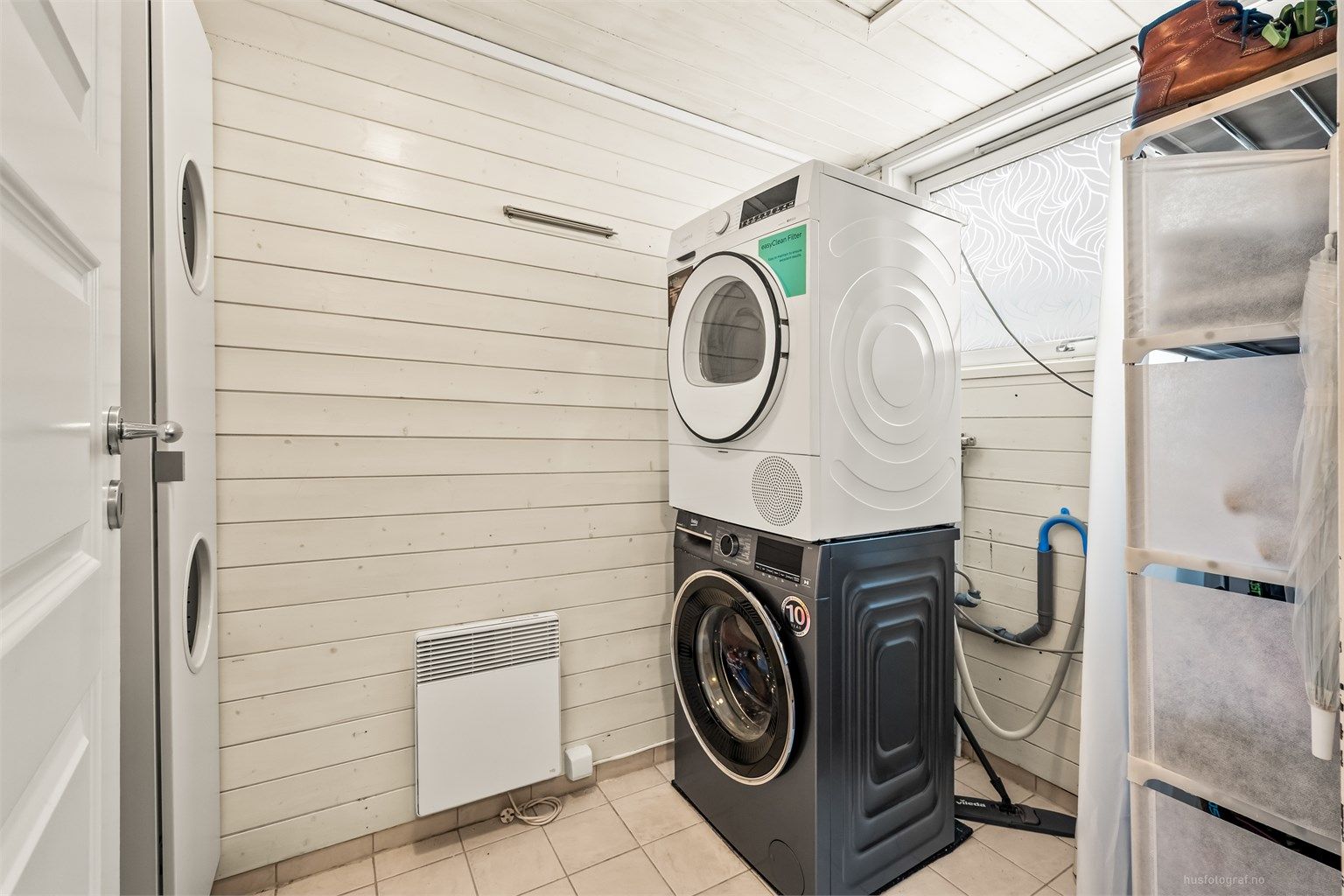 Separat vaskerom med opplegg for vaskemaskin/tørketrommel og god plass til klesstell.