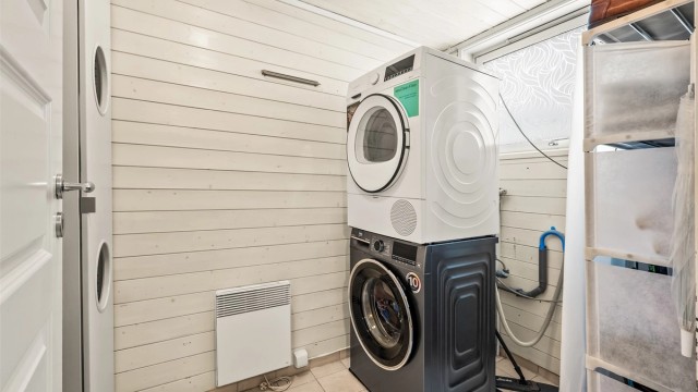 Separat vaskerom med opplegg for vaskemaskin/tørketrommel og god plass til klesstell.