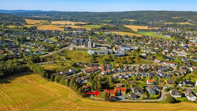 Bunnpris og Rema 1000 ligger i gangavstand fra eiendommen, og både vinmonopol og apotek finnes rett i nærheten. Fokus butikksenter, med et godt vareutvalg, ligger også en kort spasertur unna.