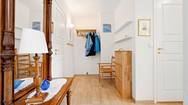 God plass til oppbevaring av yttertøy og sko i entréen.