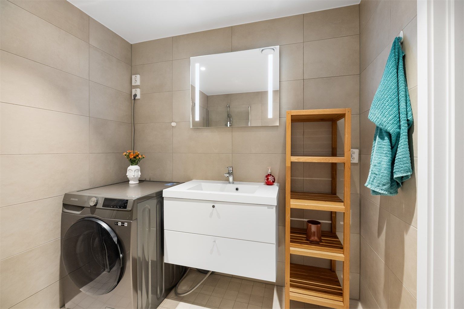 Badet har flislagt gulv med elektrisk gulvvarme for økt komfort.