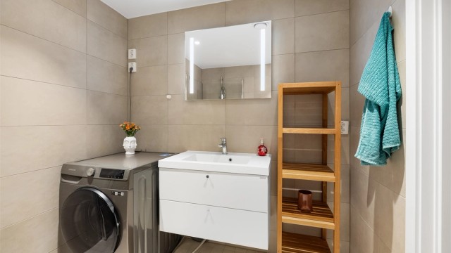 Badet har flislagt gulv med elektrisk gulvvarme for økt komfort.