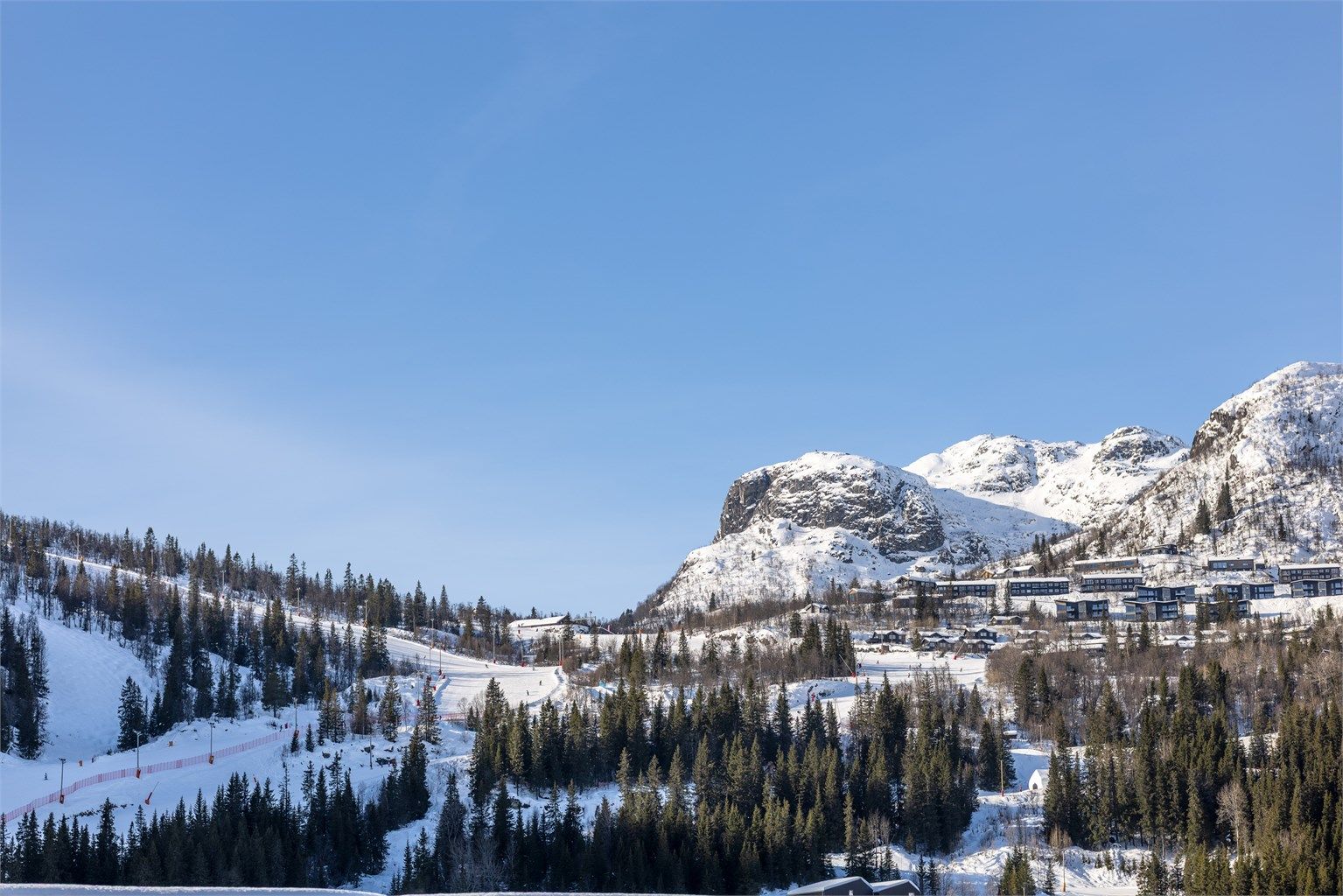 Hemsedal, kjent som Skandinavias Alper, byr på 53 bakker og 20 heiser for alle ferdighetsnivåer.