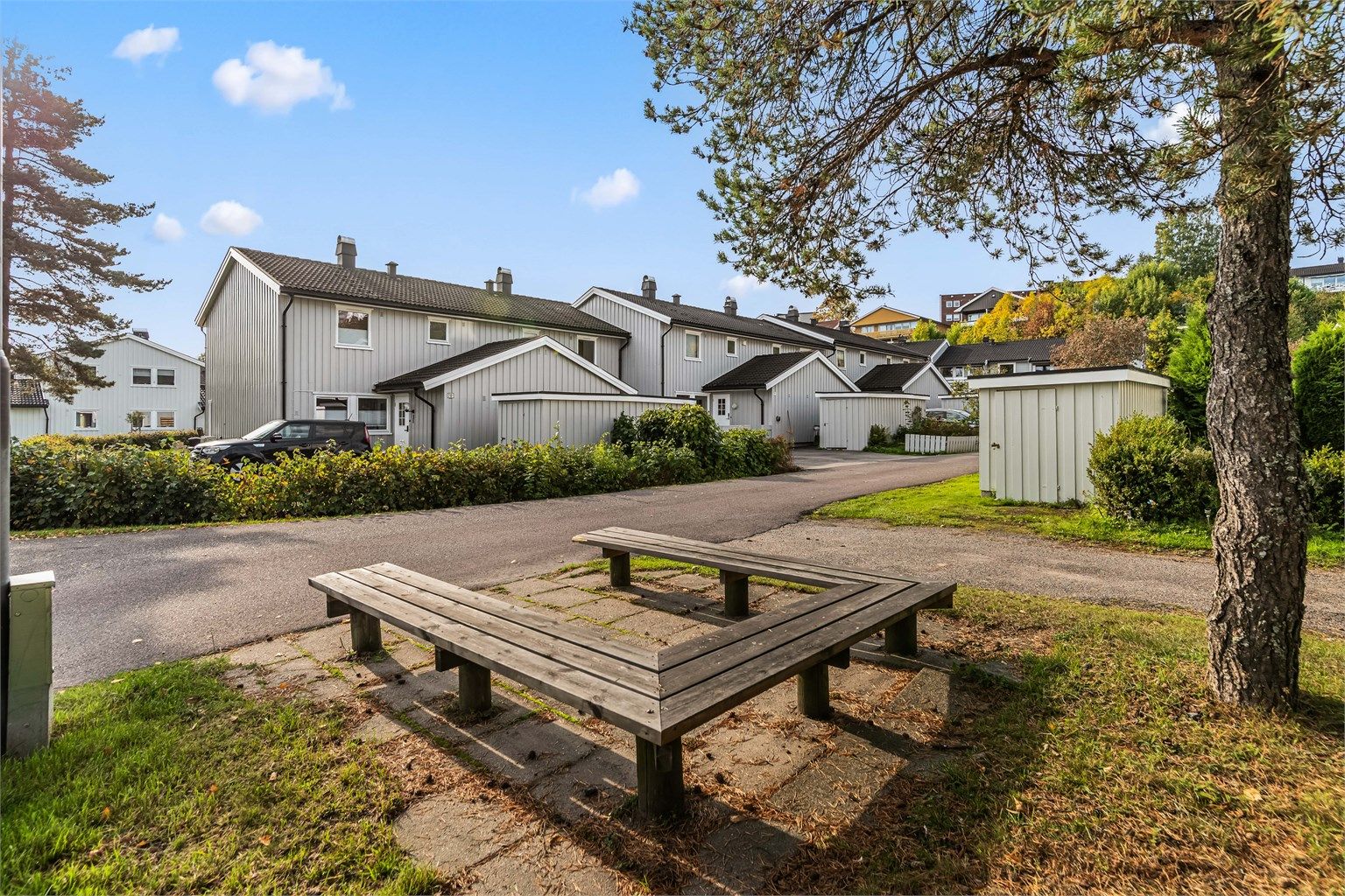 Borettslaget har opparbeidede fellesarealer med sittebenker og lekeplasser.