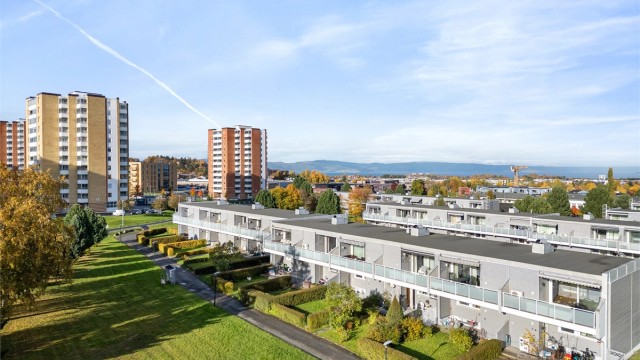 Luftig og fint nabolag med store friområder mellom boligene. Du finner flere dagligvarebutikker og kjøpesentre i området. Blant annet ligger Kiwi Valentinlyst ca. 7 minutters gange unna.