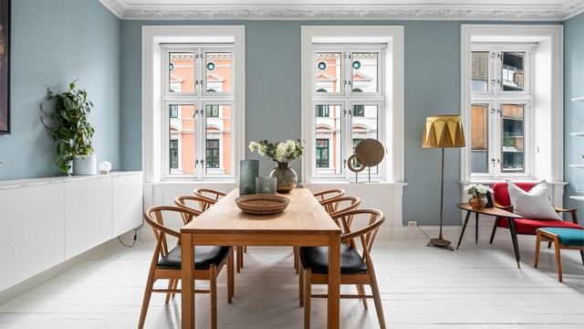 Stuen har, som resten av boligen, store vindusflater med dype karmer som slipper inn rikelig med lys gjennom dagen.