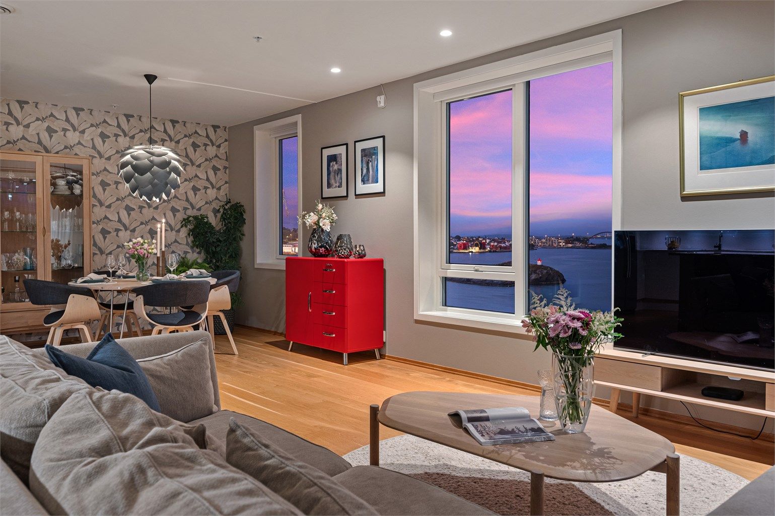 Leiligheten sto ferdig i 2018 og har en gjennomgående høy standard, fast parkeringsplass i lukket garasjeanlegg og lite vedlikeholdsbehov. 