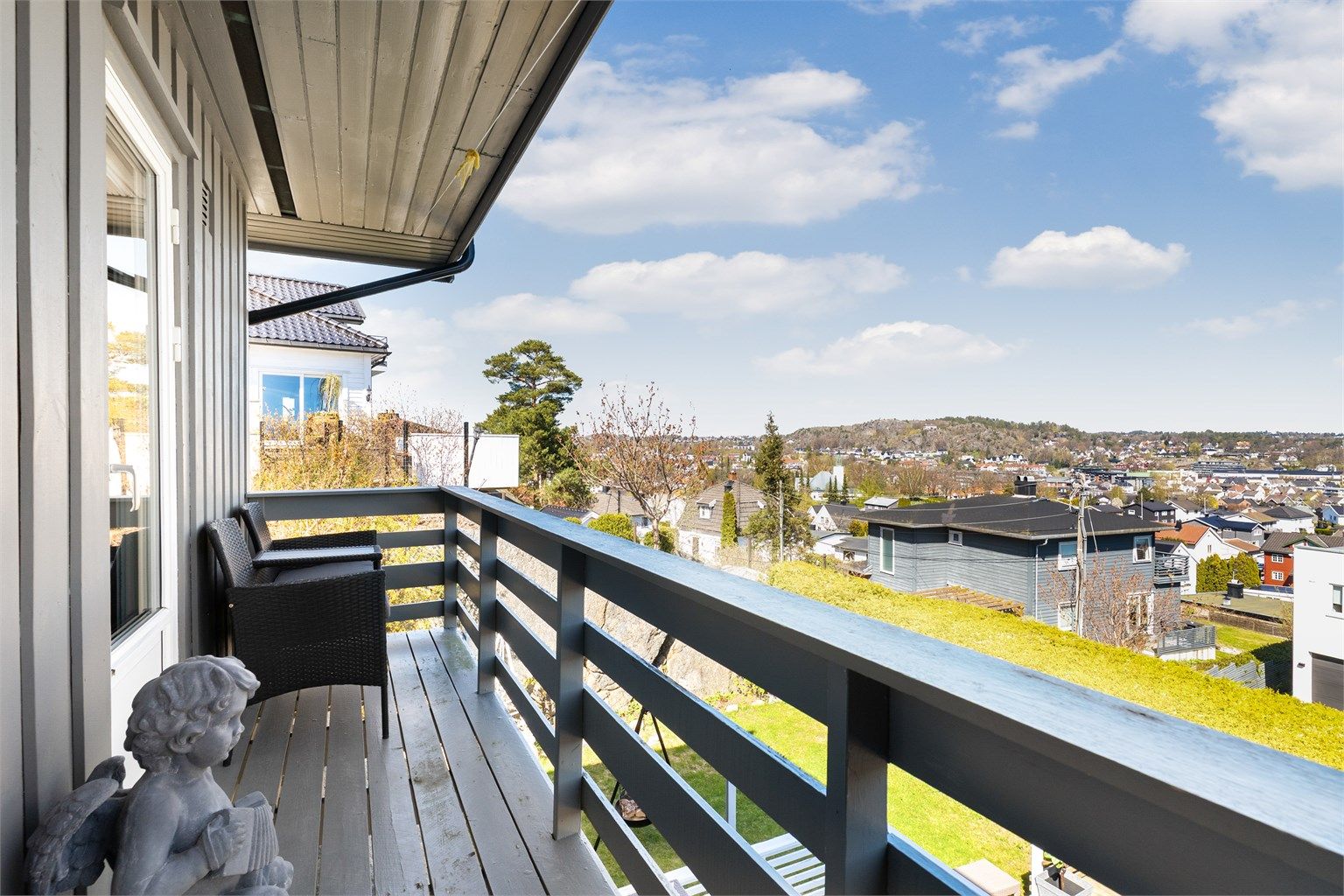 Det tredje soverommet har utgang til en sørvestvendt balkong, hvor du kan nyte kveldsolen og utsikten over byen.