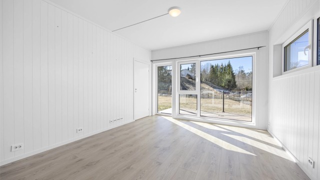 God takhøyde og lyse flater.