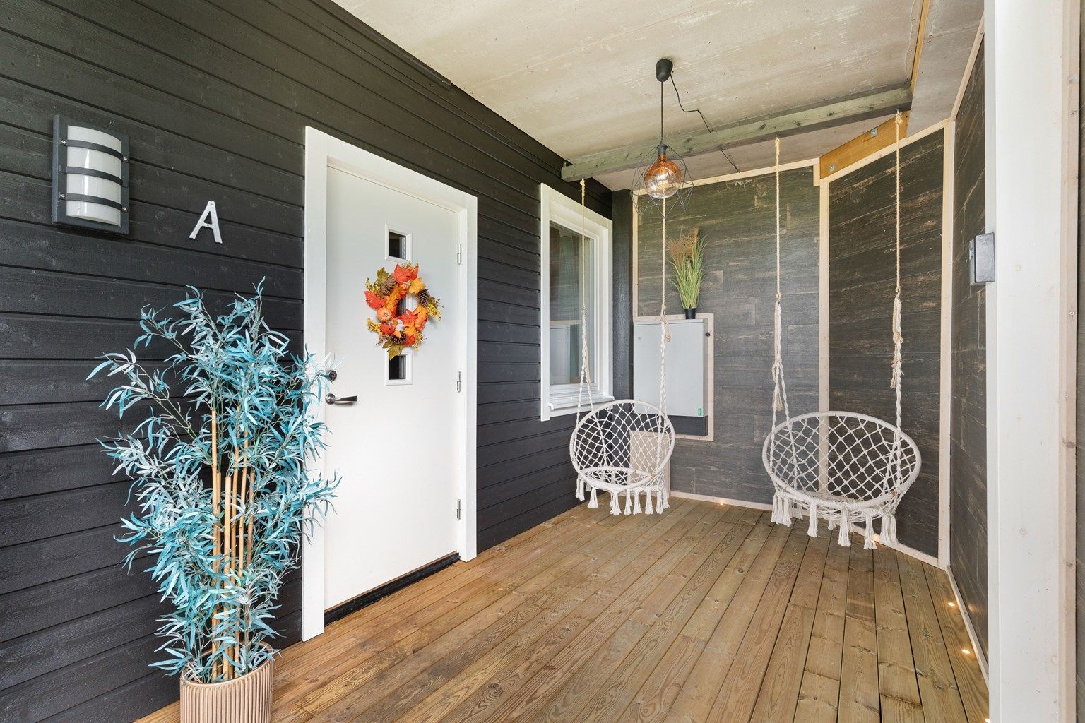 Pent overbygd inngangsparti. Velkommen inn!