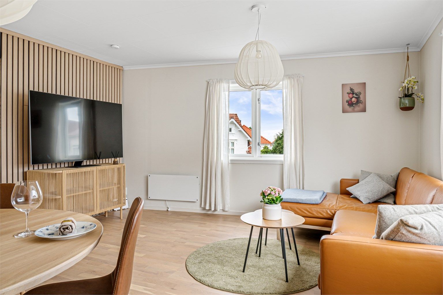 Stuens størrelse og form gjør den enkel å møblere hvor en har plass til både sitte- og spisegruppe. 