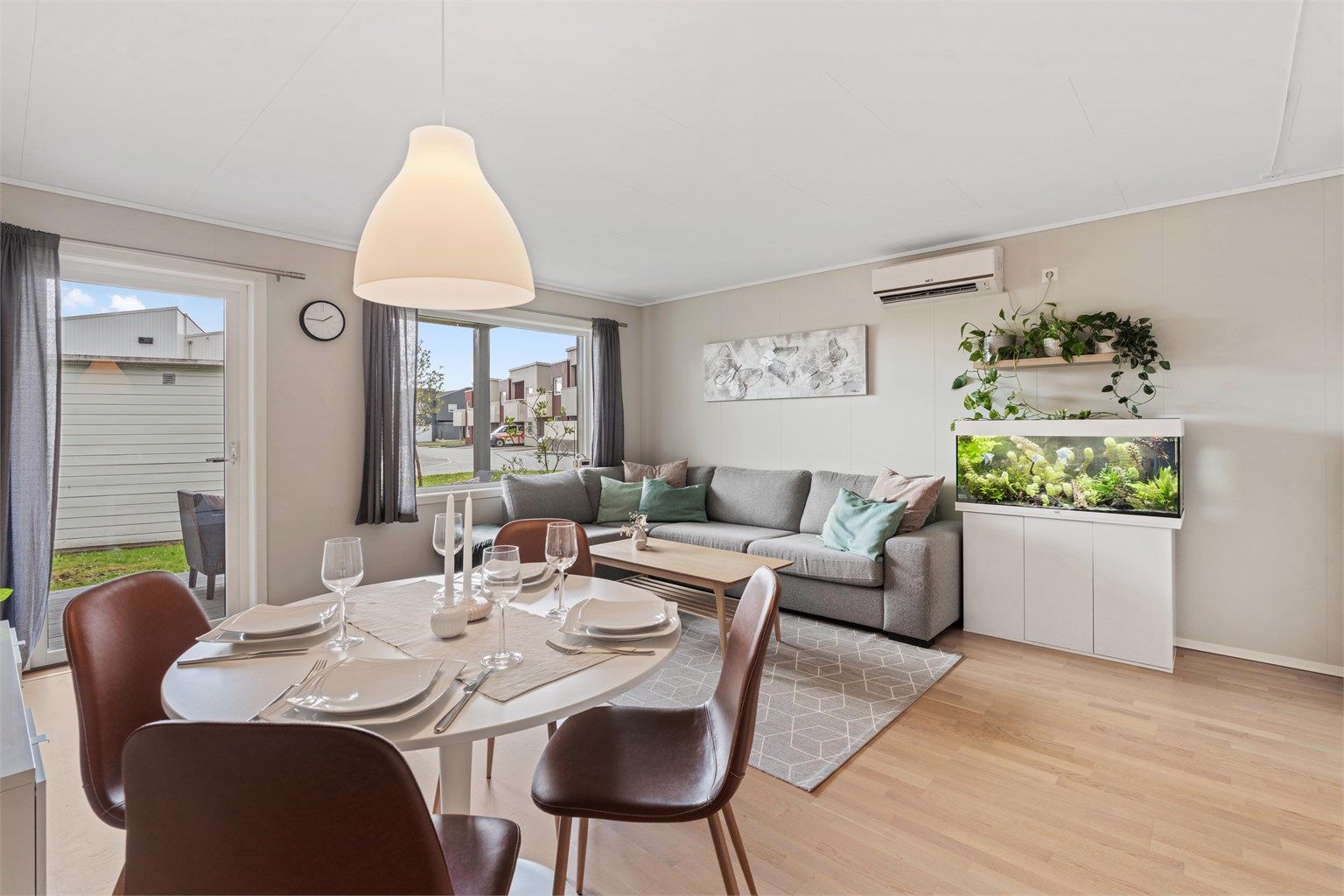 Fra stuen er det utgang til terrasse med gode solforhold.
Foto: Nordbø Foto
