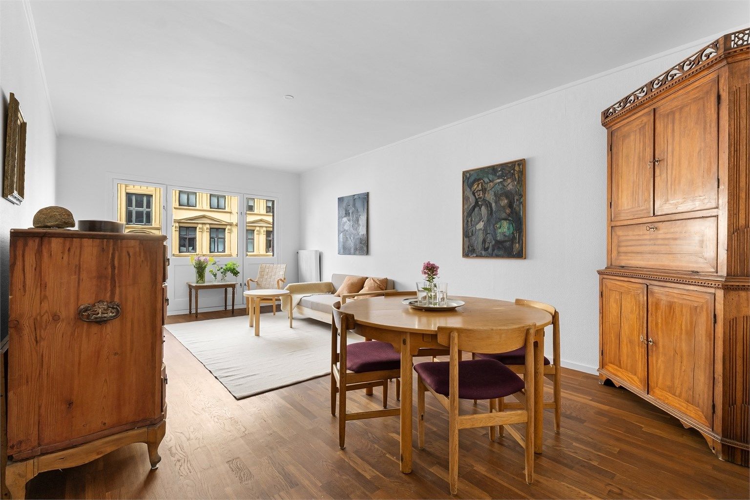 Stuen er leilighetens romsligste rom og har plass til både sofagruppe og spisebord