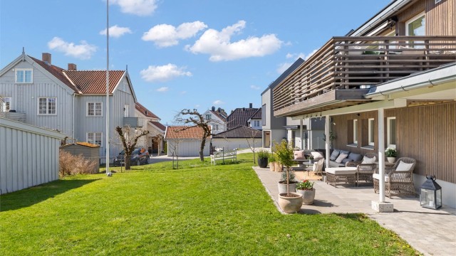 Den store, flate gressplenen er ideell for lek og utendørsaktiviteter