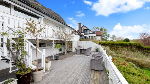 Uteplassen er pent rammet inn av beplantning og rekkverk