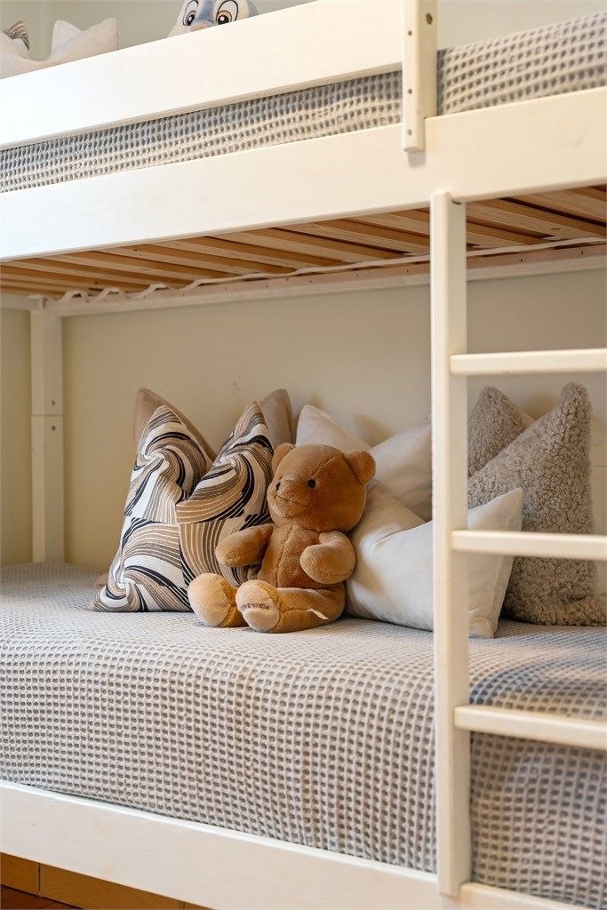 Et lyst og anvendelig rom med flere møbleringsmuligheter.