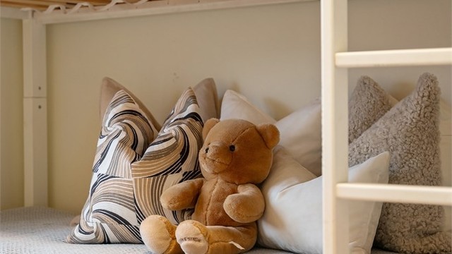 Et lyst og anvendelig rom med flere møbleringsmuligheter.